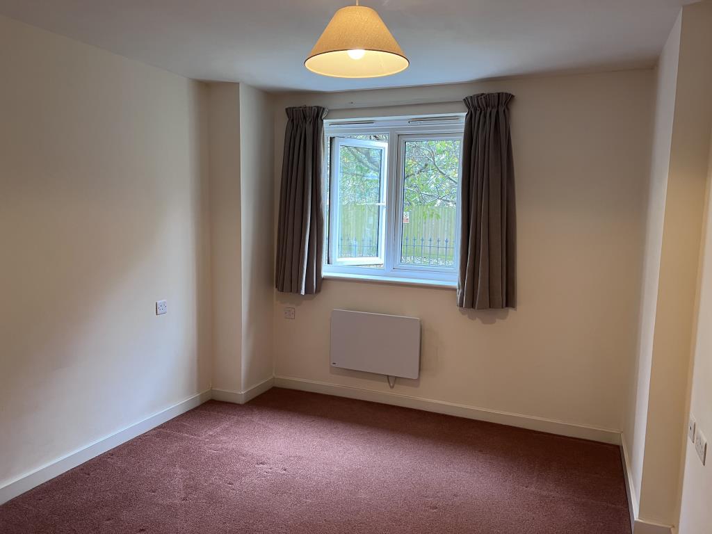 Lot: 169 - VACANT GROUND FLOOR FLAT WITH PARKING - Bedroom with en-suite